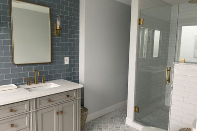 Diseño de cuarto de baño único clásico renovado con baldosas y/o azulejos de cerámica y suelo con mosaicos de baldosas