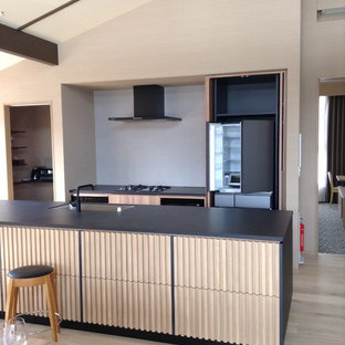 cuisine avec un plan de travail en carrelage et un plan de