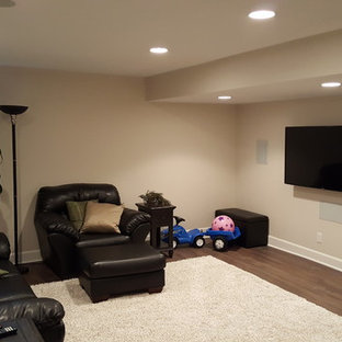 Diseño de sótano en el subsuelo clásico, grande, con paredes beige y suelo de linóleo