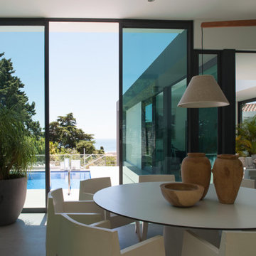 Round Dining Table with Pool View, Paço de Arcos