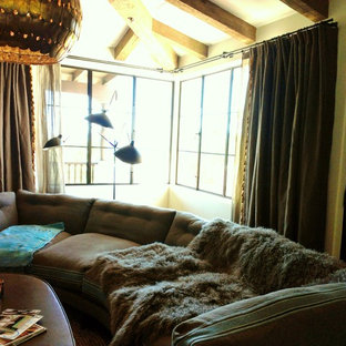 Diseño de salón abierto, mediterráneo, de tamaño medio, sin chimenea, con paredes beige y suelo de pizarra