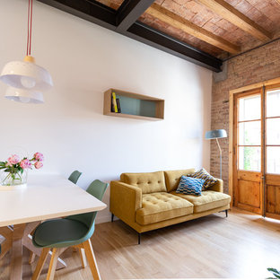 Kleines, Offenes Mediterranes Wohnzimmer mit weißer Wandfarbe, hellem Holzboden und braunem Boden in Barcelona