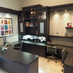 Idéer för stora funkis hemmabibliotek, med beige väggar, klinkergolv i keramik och ett inbyggt skrivbord