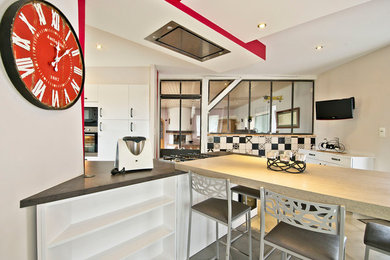 Inspiration pour une grande cuisine américaine encastrable design en bois clair avec un placard à porte plane, un plan de travail en stratifié, une crédence grise, un sol en carrelage de céramique, îlot et un sol beige.