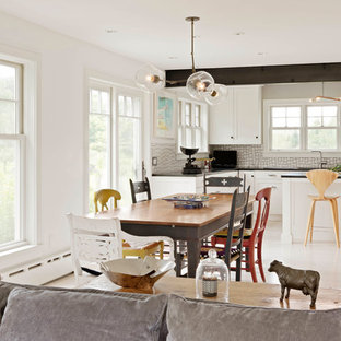 バーリントンのエクレクティックスタイルのLDKの画像 (白い壁、淡色無垢フローリング、ベージュの床)