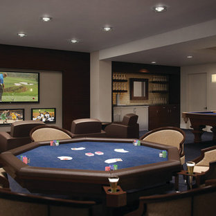 Diseño de sótano en el subsuelo clásico, grande, sin chimenea, con paredes beige, moqueta y suelo azul