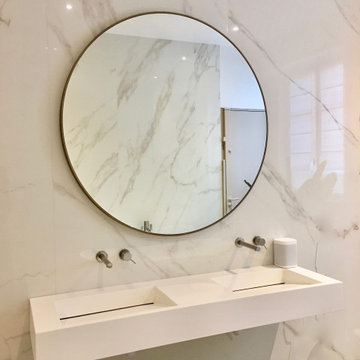 Rigueur et rondeur pour cette salle de bain design et épurée.