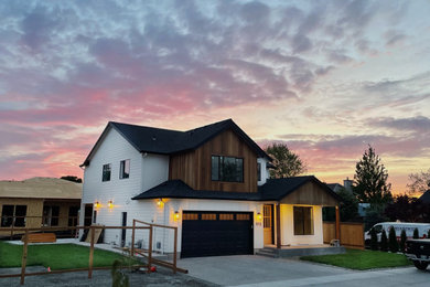 Example of a transitional home design design in Portland