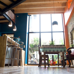 ナントの小さいエクレクティックスタイルのLDKの画像 (淡色無垢フローリング、暖炉なし、青い壁)