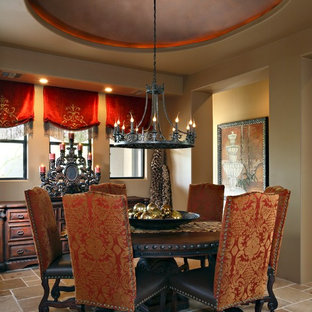 Großes, Geschlossenes Mediterranes Esszimmer ohne Kamin mit beiger Wandfarbe, Travertin und beigem Boden in Phoenix