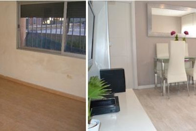 Imagen de salón abierto minimalista pequeño con televisor colgado en la pared, paredes grises y suelo de madera clara