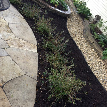 An irregular flagstone patio with a river rock border in Old Irving Park, Chicag
