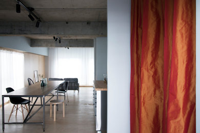 Modelo de salón contemporáneo con paredes grises y suelo beige