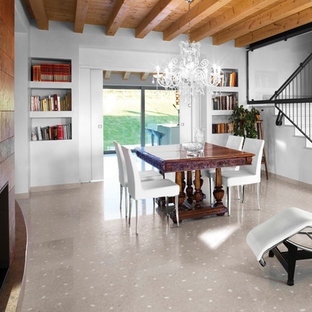 ヴェネツィアの広い地中海スタイルのLDKの画像 (大理石の床、標準型暖炉、石材の暖炉まわり、マルチカラーの壁、ベージュの床)