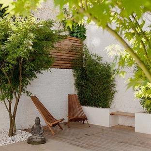 Стильный дизайн: дворик в современном стиле с настилом - последний тренд