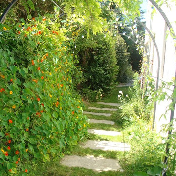 Une tonnelle pour animer une bande latérale sur le côté d'une maison