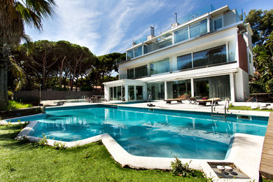 Modelo de casa de la piscina y piscina alargada actual grande a medida en patio delantero