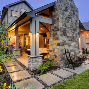 Mittelgroßer, Überdachter Moderner Patio hinter dem Haus mit Outdoor-Küche und Natursteinplatten in Houston