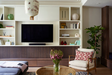 Idee per un soggiorno minimalista con libreria, pareti bianche, parquet chiaro e parete attrezzata