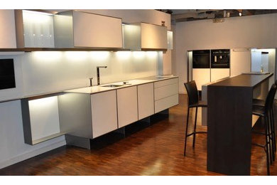 Example of a transitional kitchen design in Los Angeles