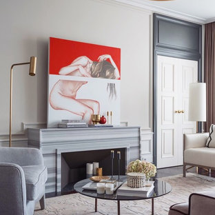 Idee per un soggiorno tradizionale di medie dimensioni e aperto con pareti beige, parquet scuro, camino lineare Ribbon, cornice del camino in pietra, TV nascosta e pavimento viola