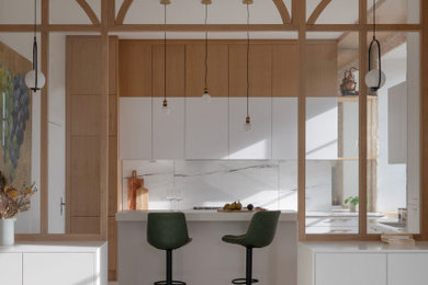 Réalisation d'une grande cuisine design avec un placard à porte affleurante, des portes de placard blanches, un plan de travail en quartz, une crédence en céramique, un sol en travertin, un sol beige et un plan de travail blanc.