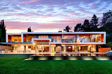 Inspiration for a modern exterior home remodel in Los Angeles