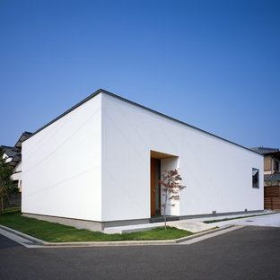 他の地域のモダンスタイルのおしゃれな白い家 (陸屋根) の写真
