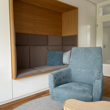 Visuelle Räumlichkeit: Cleveres Design für Ess- und Wohnzimmer mit Büroecke