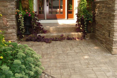 This is an example of a mid-sized front yard landscaping in Minneapolis.
