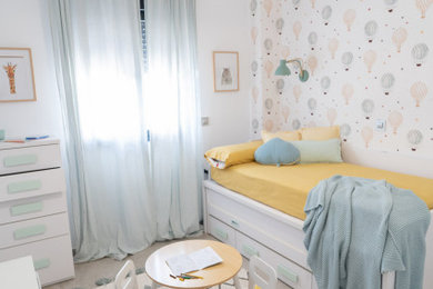 Foto de dormitorio infantil de 4 a 10 años exótico de tamaño medio con paredes blancas, suelo de baldosas de porcelana, suelo gris y papel pintado
