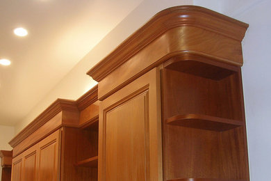 Eat-in kitchen - mid-sized craftsman l-shaped eat-in kitchen idea in San Francisco with an undermount sink, shaker cabinets, dark wood cabinets, granite countertops, gray backsplash, stone slab backsplash, stainless steel appliances and an island