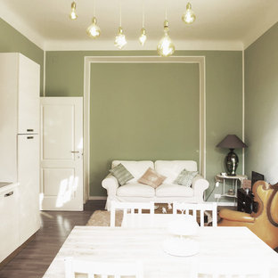 Immagine di un piccolo soggiorno eclettico aperto con pareti verdi e parquet scuro