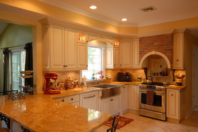 Example of a classic kitchen design in New York