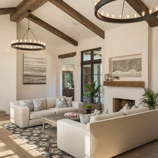 Foto de salón abierto, mediterráneo, con paredes blancas, suelo de madera en tonos medios, chimenea lineal y suelo marrón