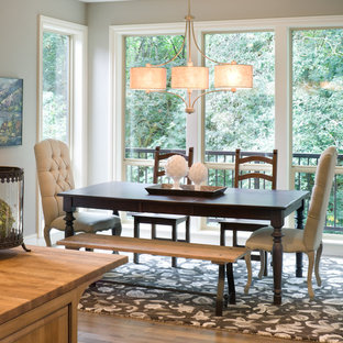 バンクーバーの中サイズのトランジショナルスタイルのLDKの画像 (グレーの壁、無垢フローリング、暖炉なし、茶色い床)