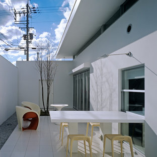 大阪の中サイズのアジアンスタイルのおしゃれなテラス・中庭 (タイル敷き、張り出し屋根) の写真