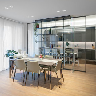 ミラノの中サイズのモダンスタイルのLDKの画像 (グレーの壁、無垢フローリング)