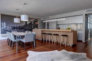 Kitchen - modern kitchen idea in New York