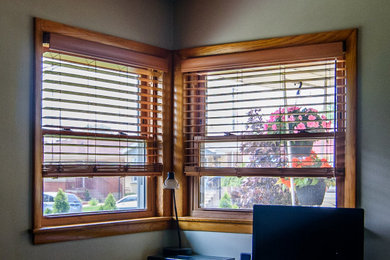 Elegant home office photo in Chicago
