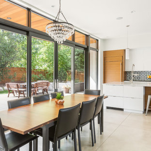 デンバーのミッドセンチュリースタイルのLDKの画像 (ベージュの床、暖炉なし、コンクリートの床)