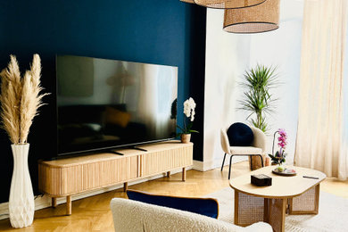 Aménagement d'un salon blanc et bois classique avec un mur bleu, un sol en bois brun, un téléviseur indépendant et un sol marron.