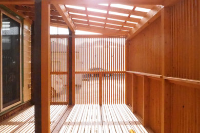 Imagen de terraza planta baja minimalista grande en patio trasero y anexo de casas con barandilla de madera