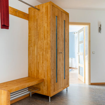 Wohnzimmer, Gaderobe und Bad in Kirsch