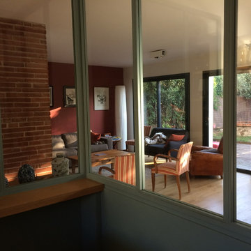 Vue sur salon depuis la baie vitrée de la cuisine
