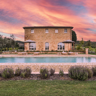 Immagine di una grande piscina mediterranea davanti casa