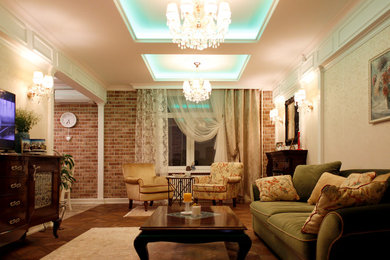 Стильный дизайн: изолированная гостиная комната среднего размера в классическом стиле с бежевыми стенами, паркетным полом среднего тона, стандартным камином, фасадом камина из дерева, телевизором на стене и коричневым полом - последний тренд