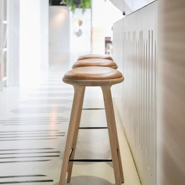 Design Barhocker HIGH STOOL mit Holz und Leder von Mater
