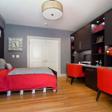 Shadow Oak Home Office with a Zoom-Room Murphy Bed
