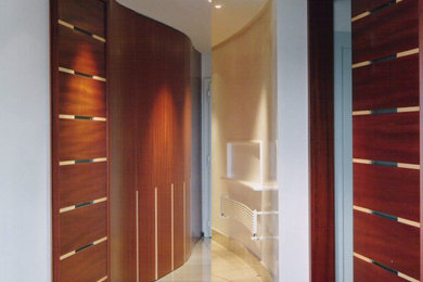 Esempio di un ingresso o corridoio minimalista di medie dimensioni con pareti bianche, pavimento in pietra calcarea e pavimento beige